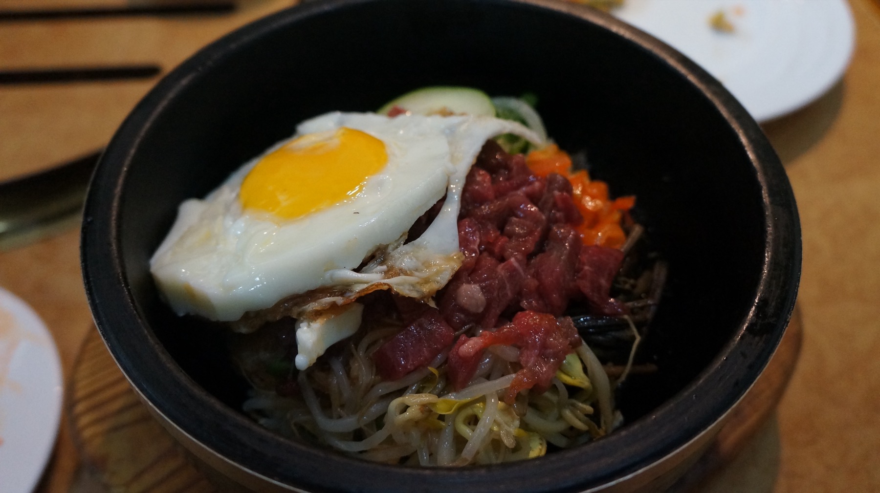 채소와 단백질, 밥이 함께 담긴 비빔밥